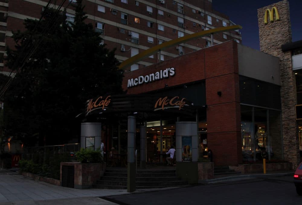 McDonald’s, una vez más, apaga sus luces en “La Hora del Planeta”