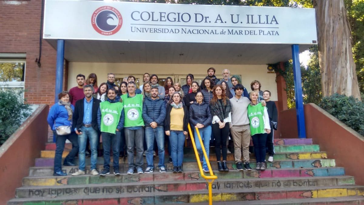 Los docentes del Colegio Illia realizaron una intervención como forma de protesta
