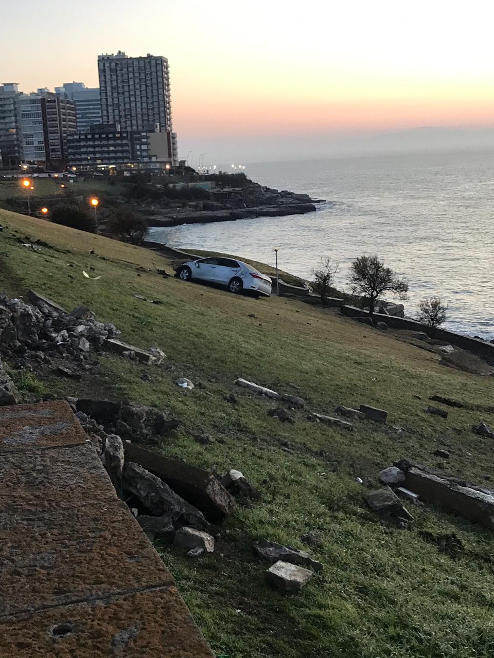 El municipio restauró el paredón costero dañado por un auto