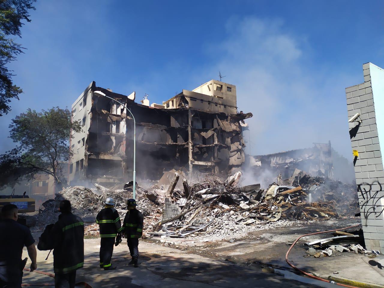 Torres y Liva: incendio controlado y riesgo de derrumbe