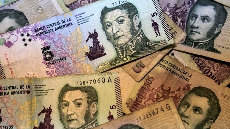 Piden que se postergue seis meses el plazo para la salida de circulación del billete de 5 pesos