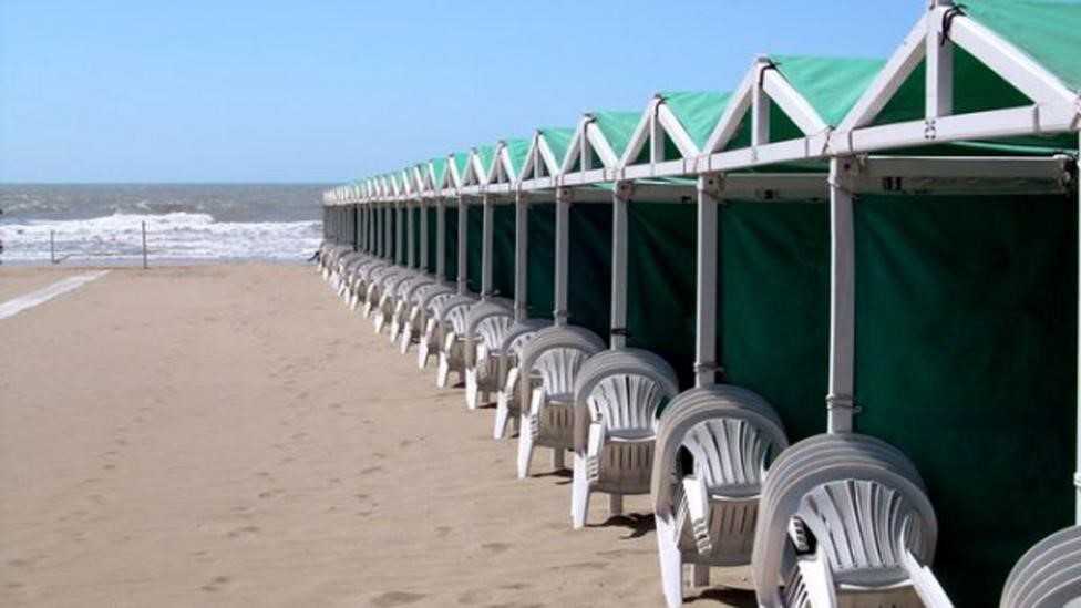 Desarman cientos de carpas en Mar del Plata para ampliar las playas públicas por la pandemia