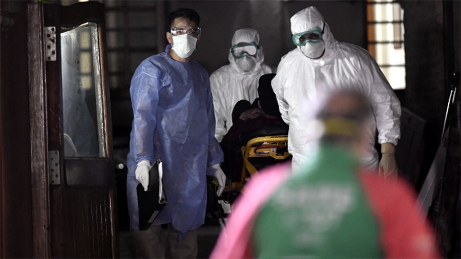 Cae el promedio de casos y los infectados activos en el país pero advierten: "La pandemia no pasó"
