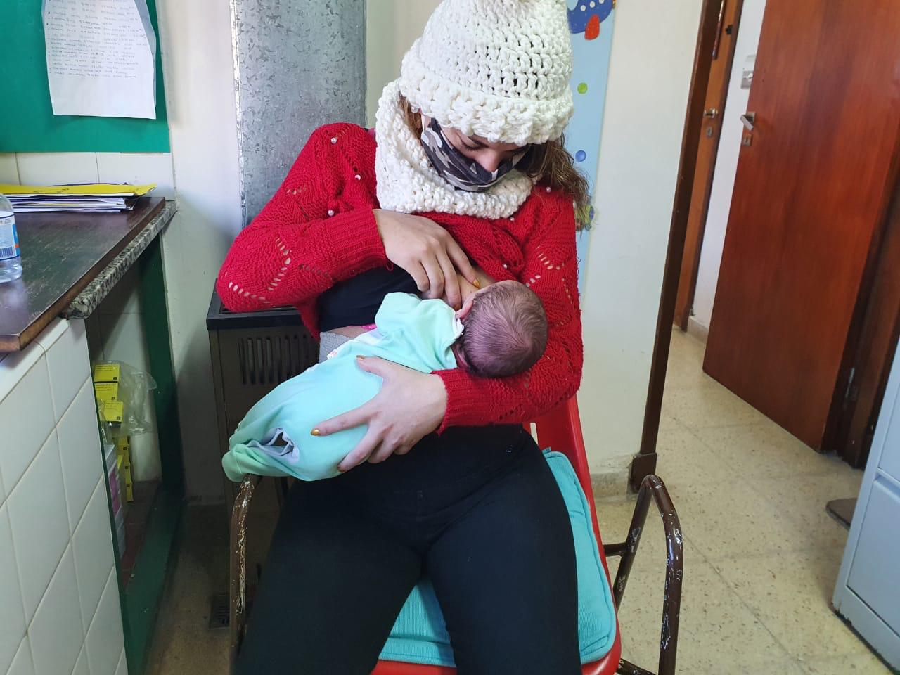 Los pediatras apoyan la lactancia materna en mujeres con coronavirus