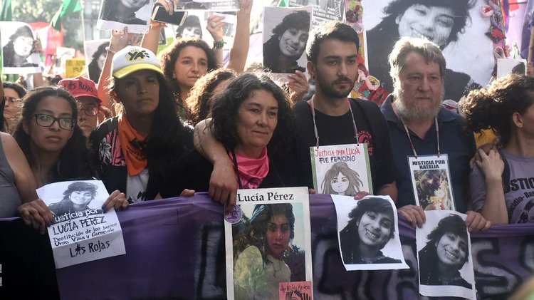 "Esta lucha es de todas las mujeres", dijo la mamá de Lucía Pérez tras suspensión de jueces