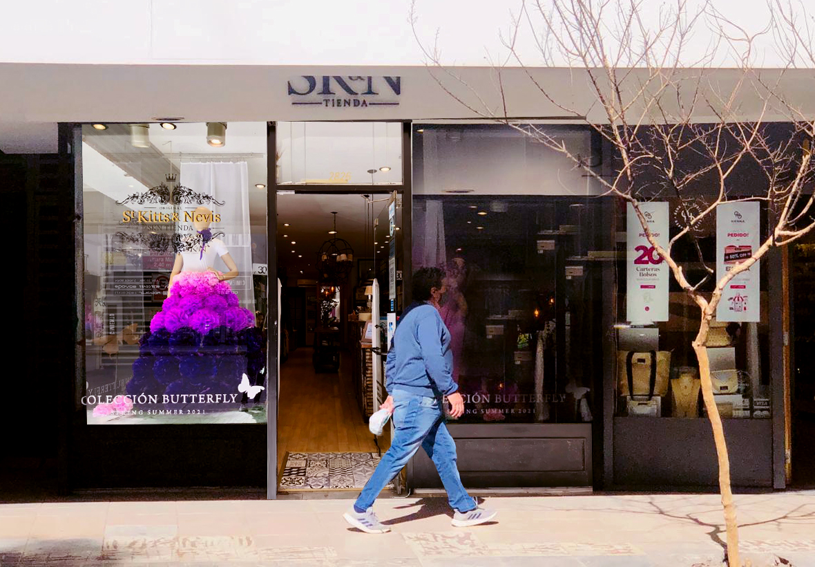 Calle Rivadavia: montaron un maniquí con falda de rosas y regalan flores Calle Rivadavia: montaron un maniquí con falda de rosas y regalan flores