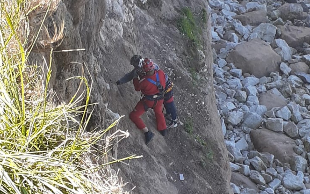 Dramático rescate de una pareja que cayó por un acantilado