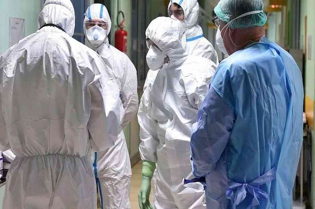 Los médicos celebran su día luchando contra la pandemia