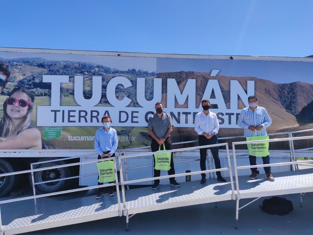 Tucumán instaló su trailer de promoción turística en Mar del Plata