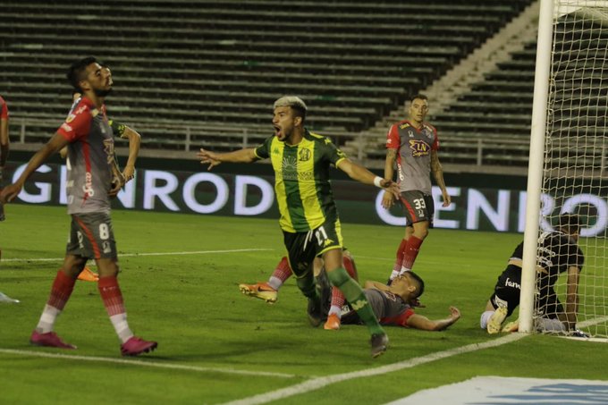 Aldosivi golea a Arsenal en Mar del Plata y logra su primer triunfo desde la llegada de Gago
