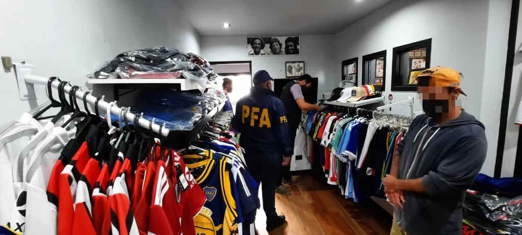Incautan indumentaria deportiva de contrabando por más de un millón de pesos