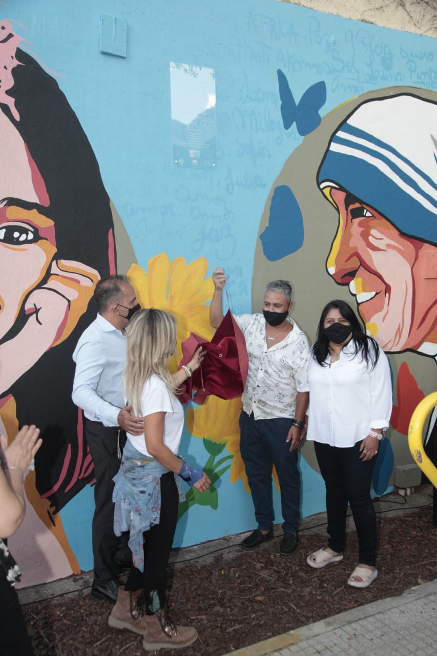 Con los papás de Fernando Báez Sosa, inauguraron mural gigante en homenaje a Martina Miranda