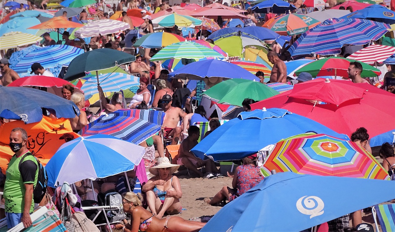 Cuando calienta el sol y hay pandemia ¿cuánta playa nos queda?