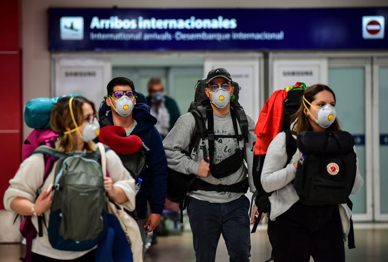 Exceptúan de cumplir la cuarentena a argentinos residentes que viajaron por trabajo al exterior