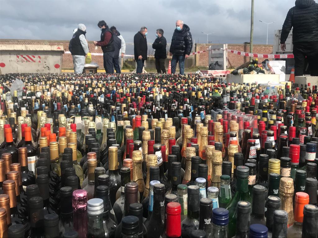 La Municipalidad destruyó 10 mil litros de alcohol incautado en fiestas clandestinas