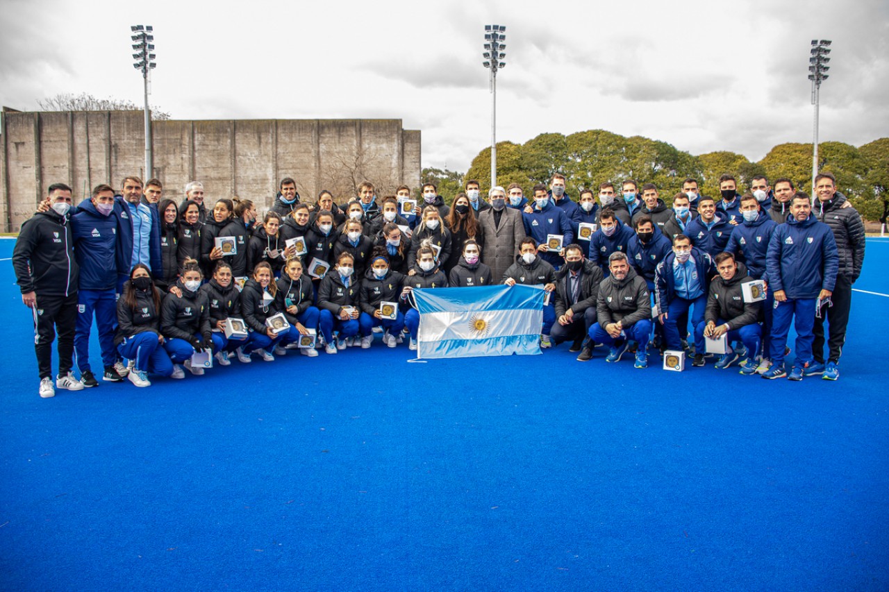 Los atletas olímpicos recibieron la bandera argentina para Tokio 2020