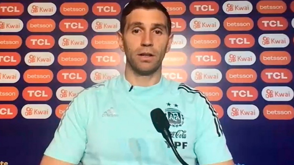 Emiliano Martínez desobedece a la Premier League y confirma que viajará a la Argentina