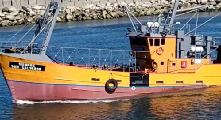 Los ocho tripulantes rescatados del pesquero hundido arribaron al puerto de Mar del Plata