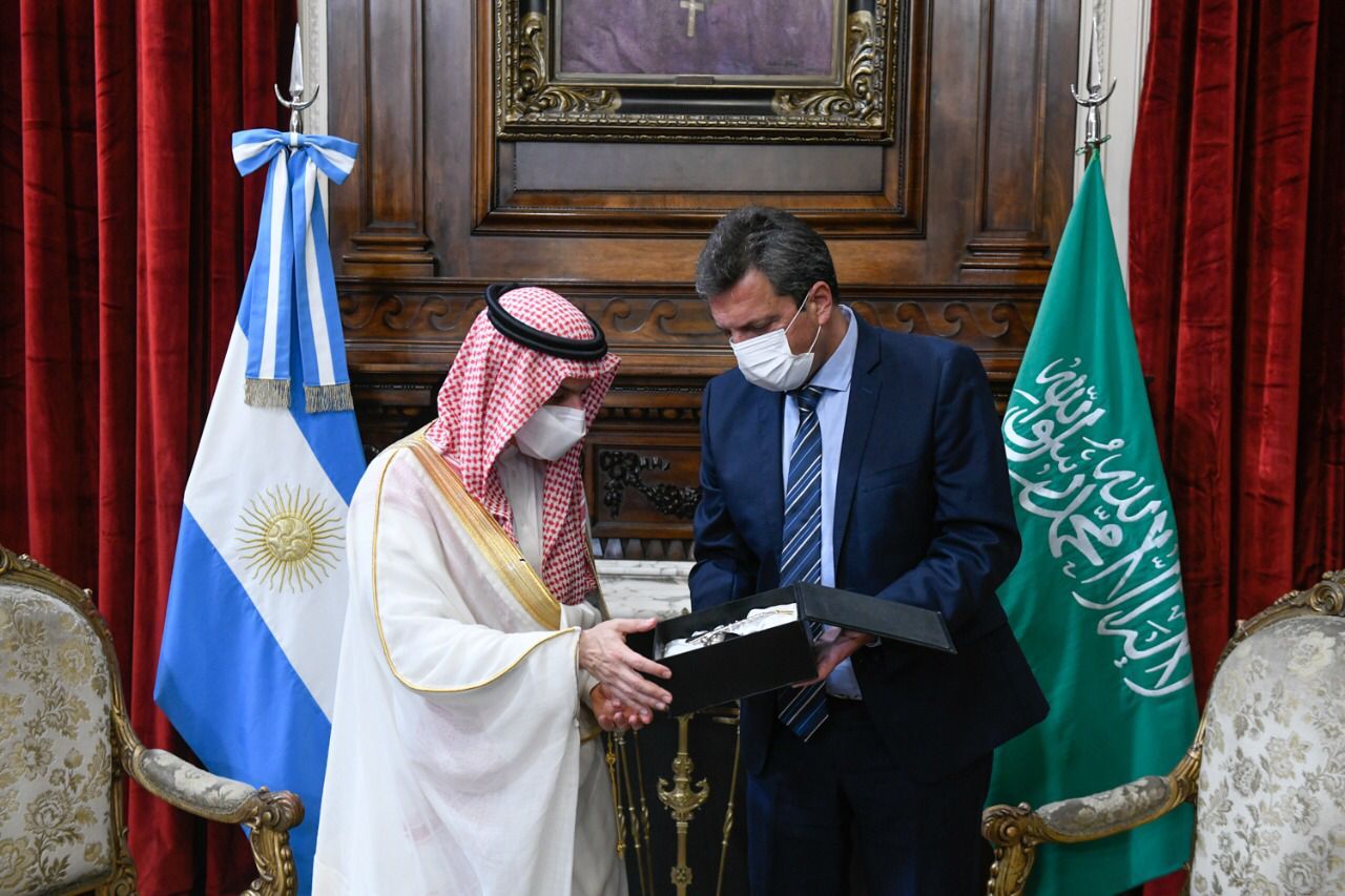 Con eje en las inversiones extranjeras, Massa recibió al príncipe Faisal Bin Farhan Al Saud de Arabia Saudita