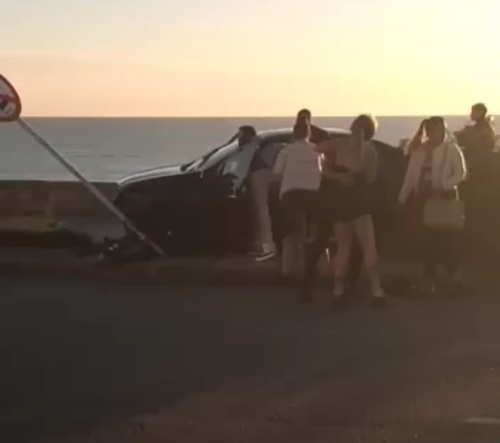 Se despistó con su auto en la costa, lesionó a una mujer e intentó darse a la fuga