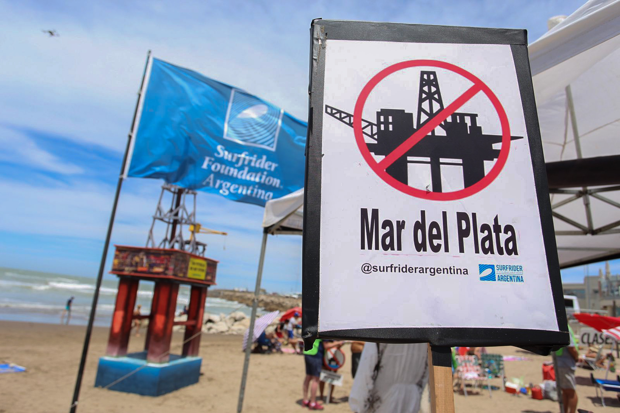Recrean una torre de petróleo en Playa Grande