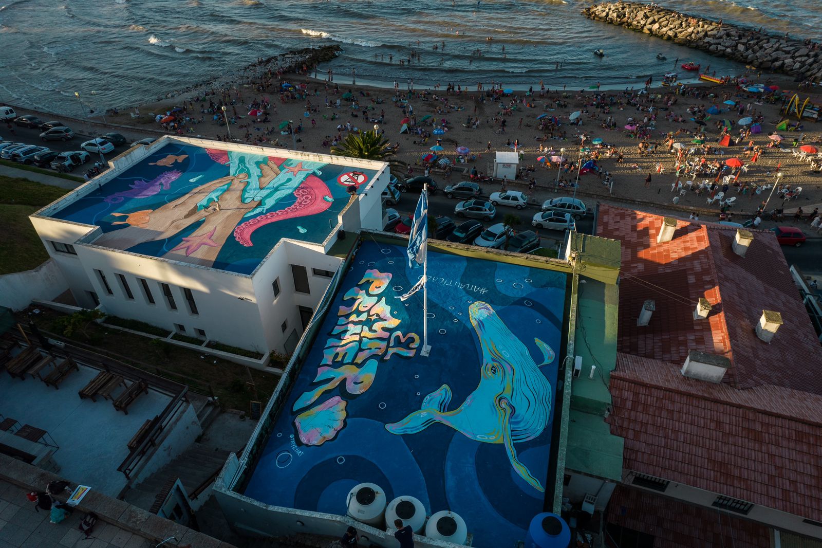 Pintan un mural gigante frente a Cabo Corrientes contra las petroleras