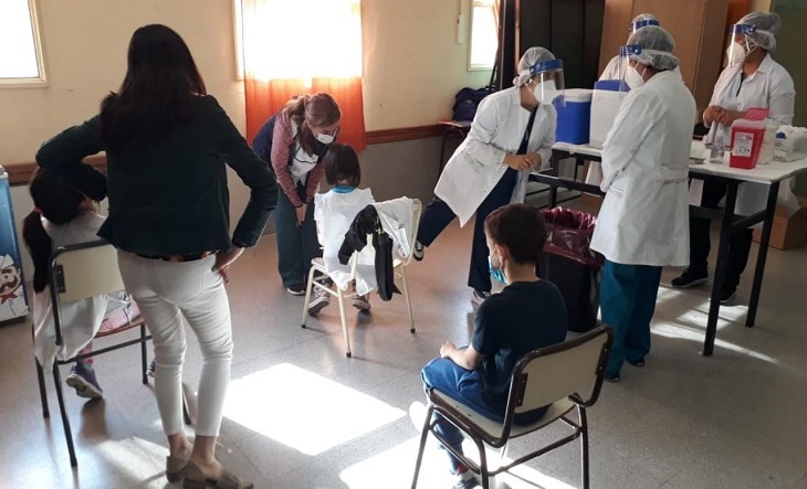 Coronavirus: continúa en Mar del Plata la vacunación en escuelas y postas itinerantes
