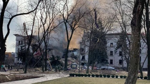 Un teatro fue alcanzado por una bomba en ciudad de Ucrania; hay sobrevivientes