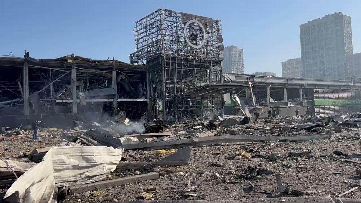 Al menos seis muertos en un bombardeo en un centro comercial de Kiev