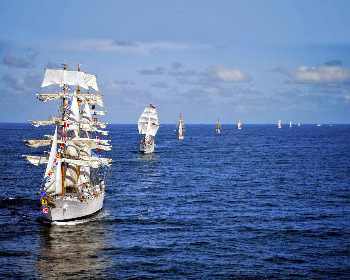 La fragata Libertad encabezó un desfile náutico de embarcaciones latinoamericanas en Mar del Plata