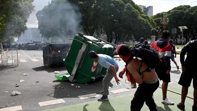 Manifestantes arrojaron piedras y quemaron neumáticos frente al Congreso contra el FMI