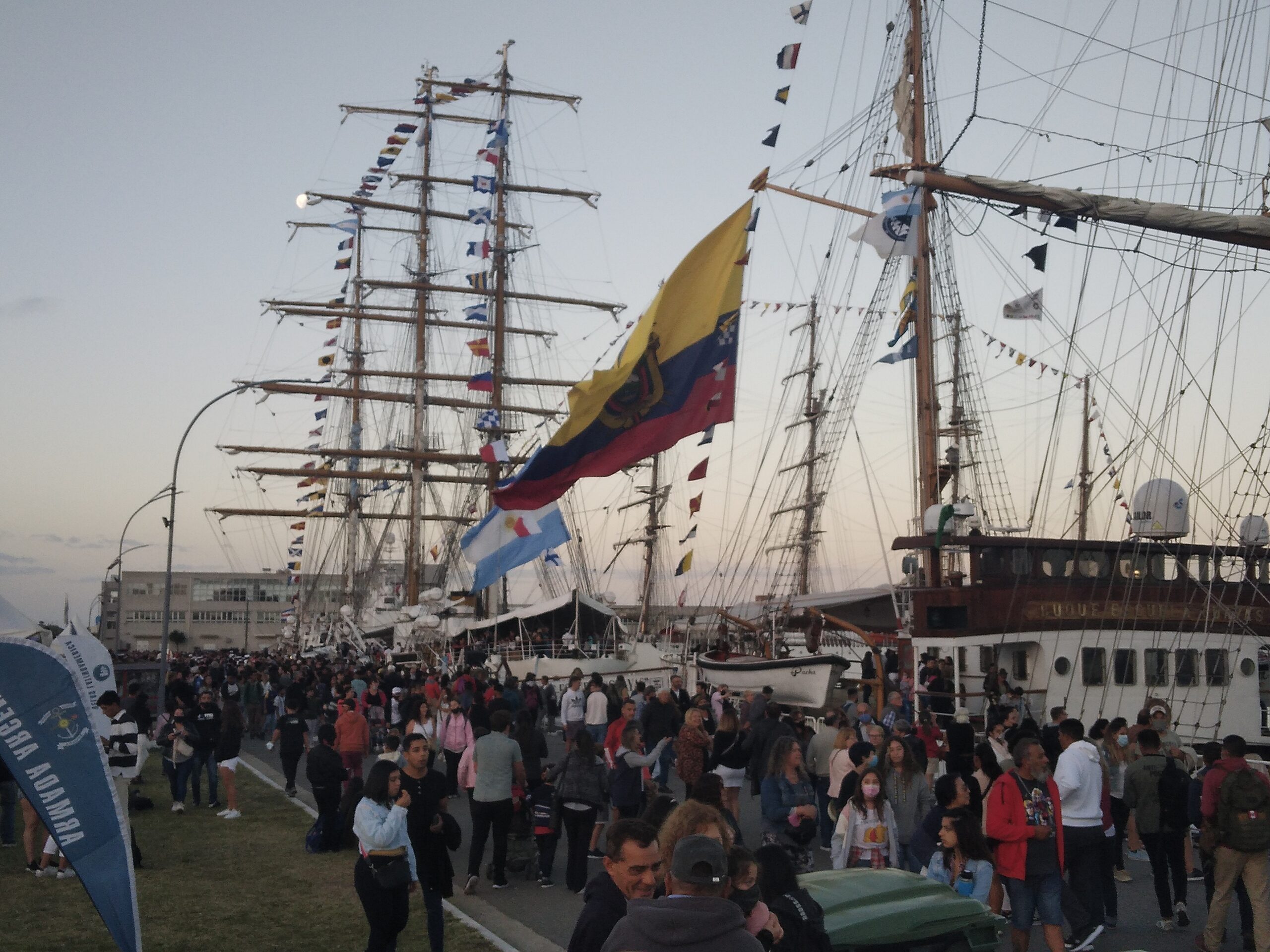 Una multitud de marplatenses y turistas disfrutaron el encuentro de grandes veleros