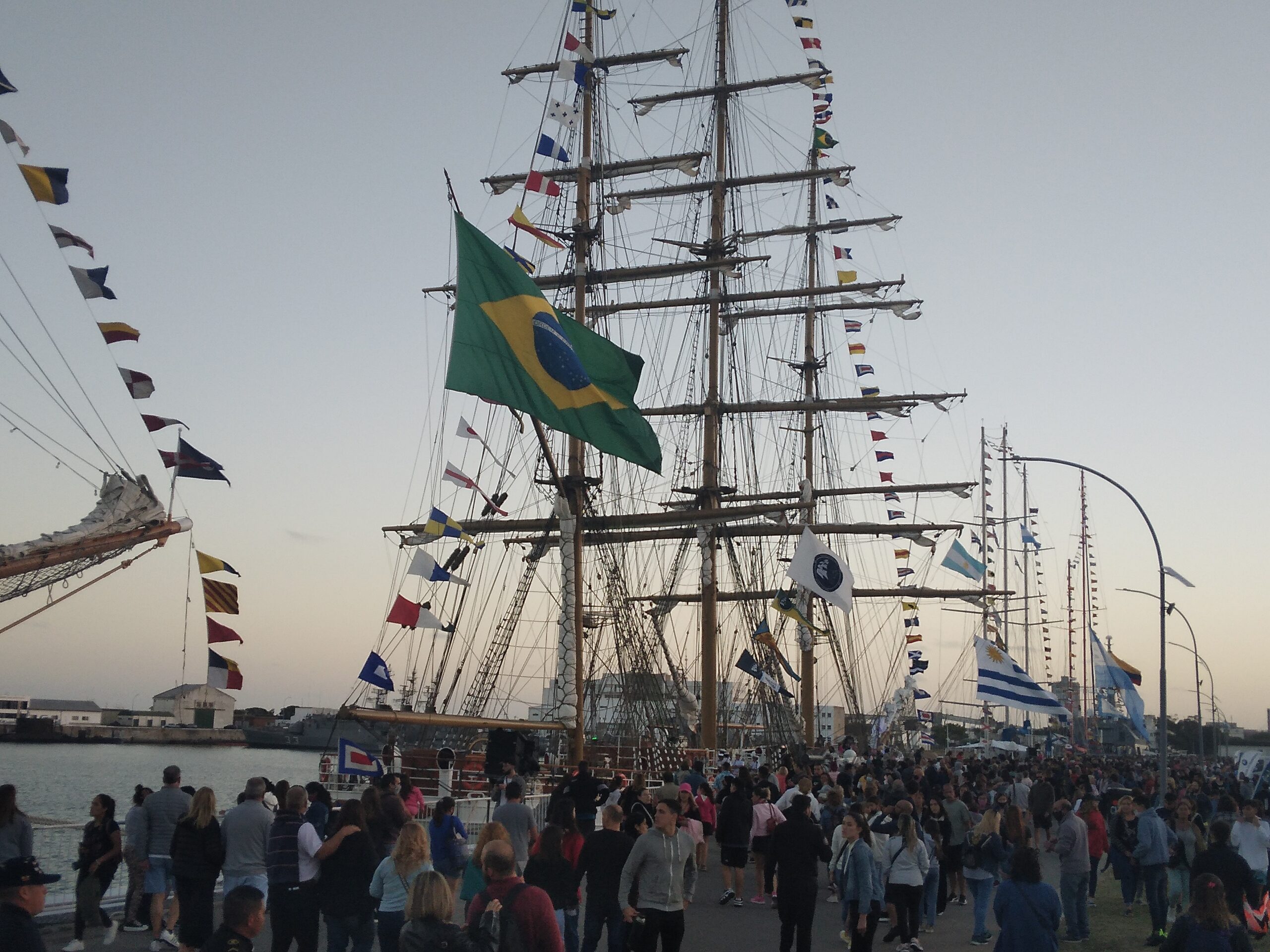 Una multitud de marplatenses y turistas disfrutaron el encuentro de grandes veleros