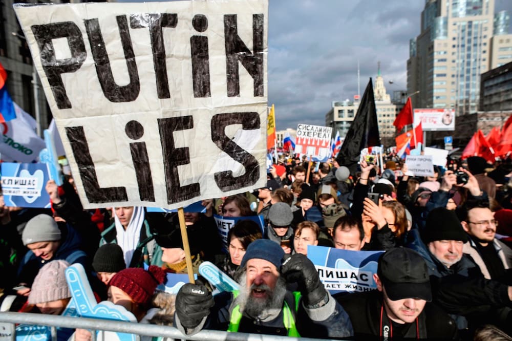 Rusia defiende la ley que penaliza las "noticias falsas" ante una "guerra informativa" por Ucrania
