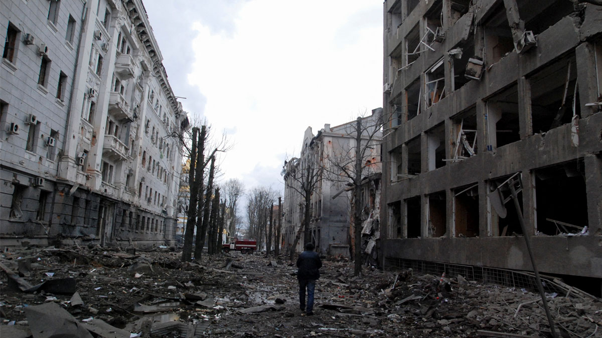 Rusia anuncia una rendición masiva en Mariupol, mientras líderes de la región visitan Kiev