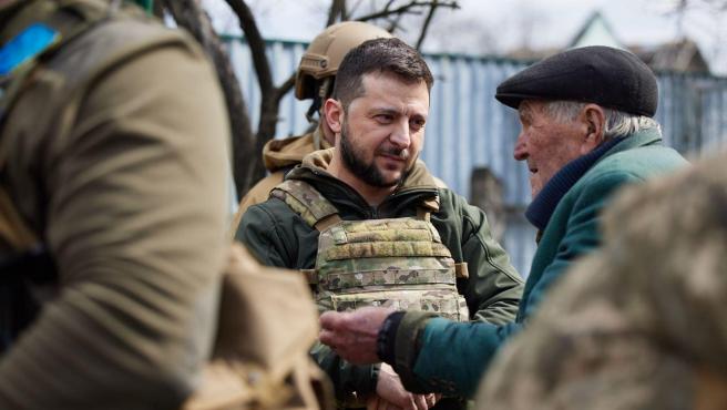 Zelenski califica la invasión militar rusa en el Donbass como un "infierno"