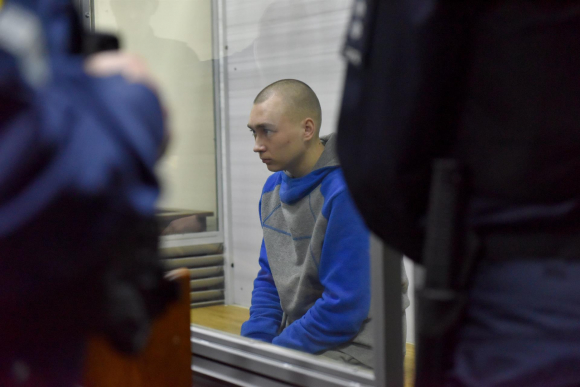 Condenan a cadena perpetua en Ucrania a primer soldado ruso acusado de crímenes de guerra
