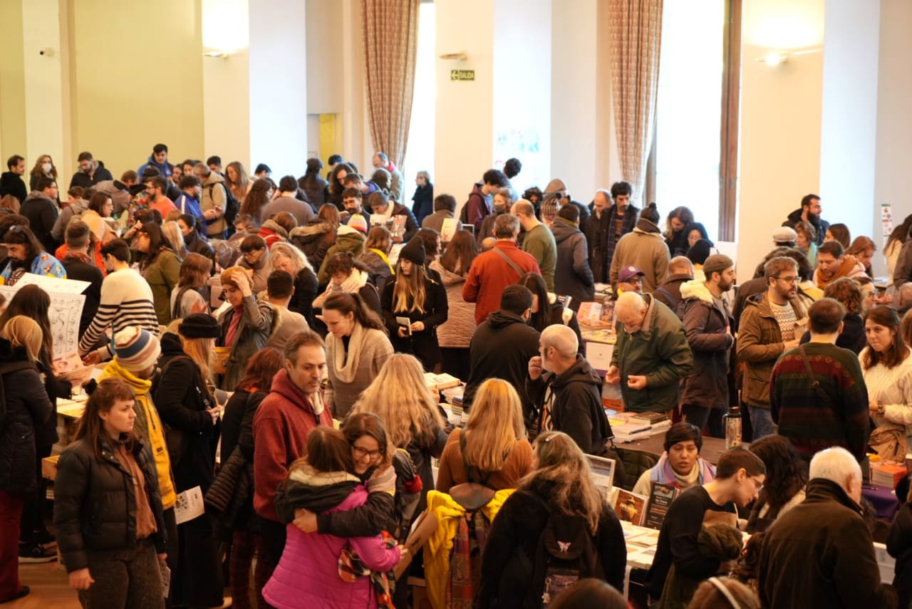 Dos mil personas pasaron por la primera edición de “Invierno”, la feria de editoriales y cultura gráfica de Mar del Plata Dos mil personas pasaron por la primera edición de “Invierno”, la feria de editoriales y cultura gráfica de Mar del Plata