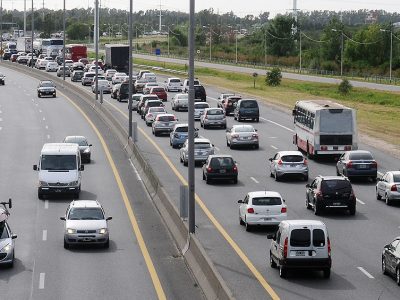 Tráfico y demoras en Ruta 2: miles de autos vuelven al AMBA tras fin de semana largo