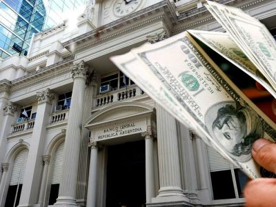 El BCRA anunció que las bandas de flotación del dólar se actualizarán por inflación mensual