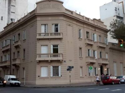 Protesta estudiantil por la instalación de una cámara y reclamos contra autoridades educativas