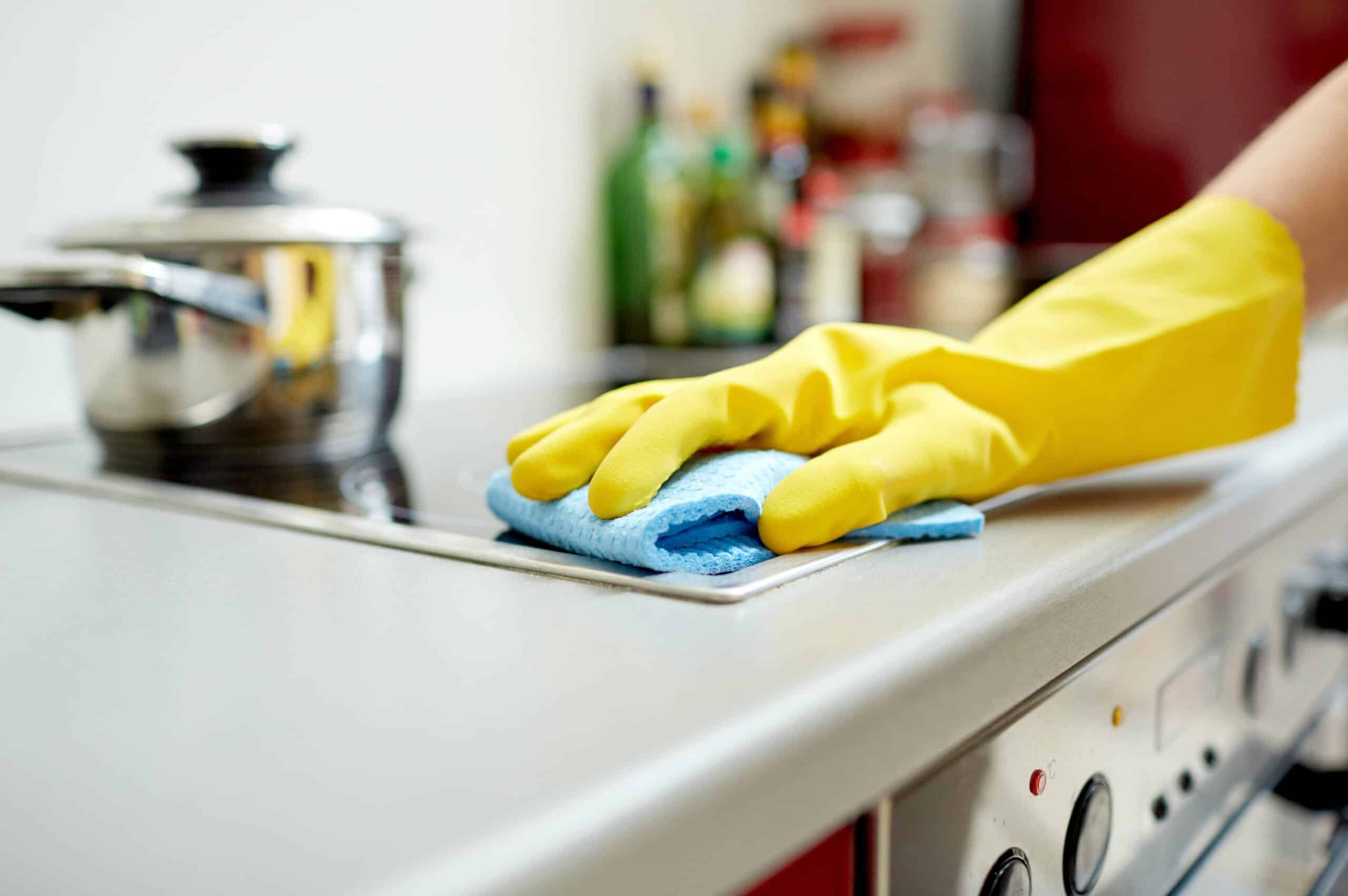 Acuerdan nuevos aumentos para trabajadoras de casas particulares