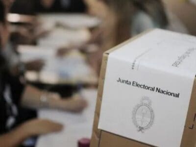 Cuatro de cada 10 argentinos rechazan a Milei y al kirchnerismo por igual, según una encuesta
