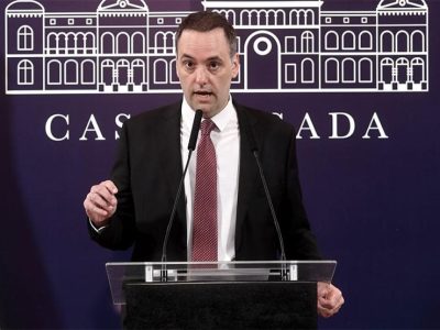 Prohibieron la salida del país a Manuel Adorni por peligro de fuga inminente
