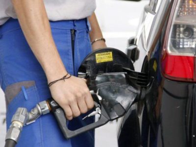 El gasto en nafta para los hogares argentinos aumentó casi $39.000 por mes desde el inicio de la guerra