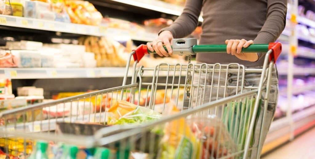 El consumo masivo encadenó su tercer mes de retroceso en el año: cuánto cayó