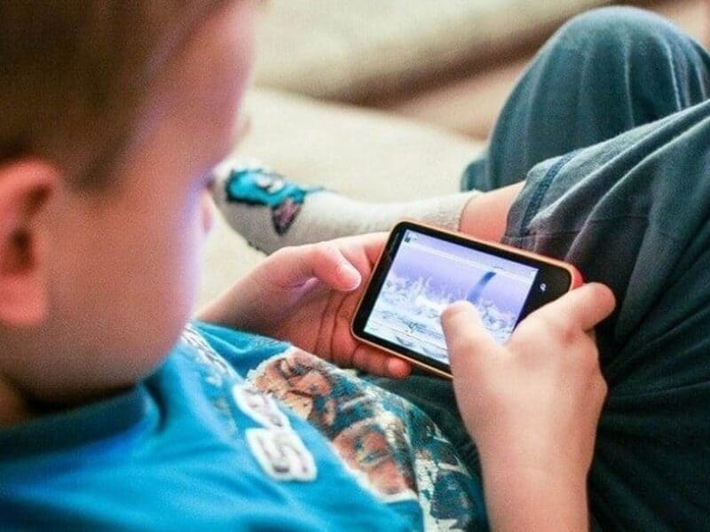 Niños desbordados, padres estresados y pantallas encendidas: el lado B de las vacaciones de invierno