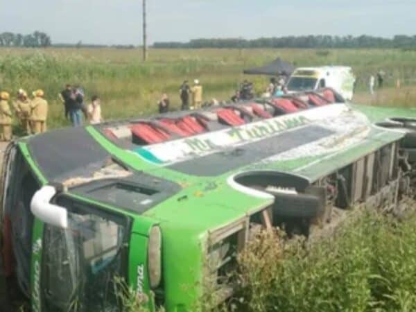 Vuelco del micro: aprehenden al chofer y suspenden congreso al que iba a  asistir el contingente