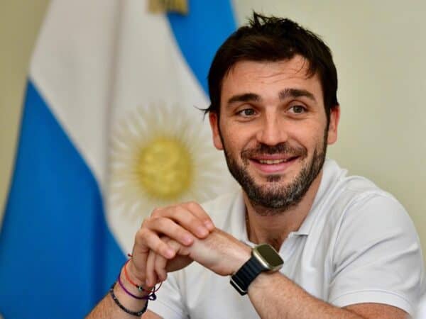 Los manotazos de un Gobernador acorralado