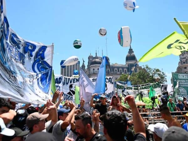 La CGT se reúne este viernes y amenaza con un paro general contra la reforma laboral de Milei